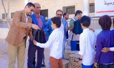 تدشين مشروع الحقيبة المدرسية بشبوة المقدمة من هيئة الهلال الأحمر الإماراتي