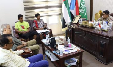 رئيس تنفيذية انتقالي حضرموت يلتقي بالمصاب رياض الجابري الذي تعرض لاعتداء أثناء مليونية سيئون