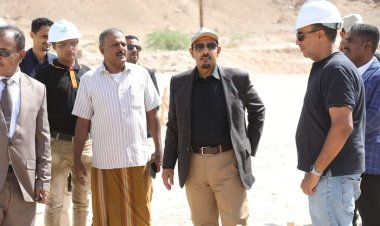 محافظ حضرموت يتفقد الأعمال الجارية بمشروع تشغيل آبار حقل جثمة بسيئون بمنظومة الطاقة الشمسية