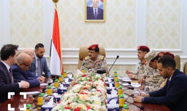 وزير الدفاع يلتقي في عدن السفير التركي