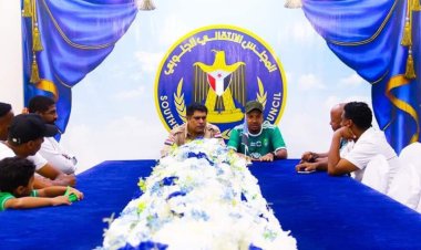 رئيس تنفيذية انتقالي حضرموت يلتقي قيادة رابطة مشجعي نادي المكلا ويشيد بدور روابط الأندية