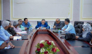 رئيس جامعة عدن يناقش مع عمادة كلية العلوم الإدارية استعداداتها للعام الجامعي الجديد