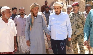 محافظ حضرموت يتفقّد الأسرة المتضررة جراء تهدّم منزلها بمنطقة حُورة ويشاطرهم أحزانهم ويوجّه بإعادة بناء منزلهم