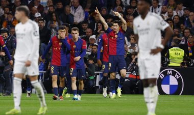 برشلونة يضرب ريال مدريد برباعية قاسية في عقر داره