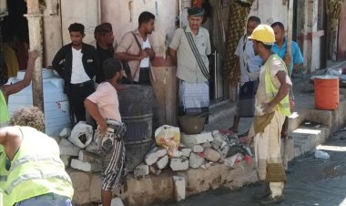 أبين.. المدير العام لمديرية أحور يتفقد الأعمال الجارية في رصف شارع المستشفى العام وسوق النساء