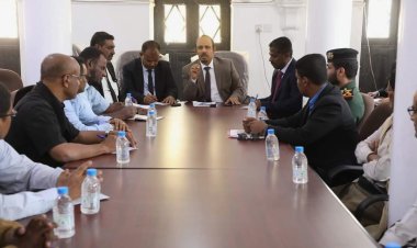 محافظ حضرموت يرأس اجتماعًا للمكتب التنفيذي بمديرية تريم ويؤكد الاهتمام بمدينة العلم والعلماء