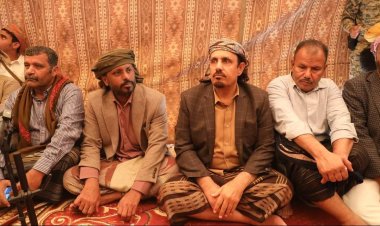 المحافظ بن ماضي يزور مخيم حلف قبائل حضرموت بالهضبة ويؤكد *"أتينا لنمد يد السلام ولنقوّي أنفسنا بتلاحمنا ونفتح لأهلنا سُبلاً للعيش"*