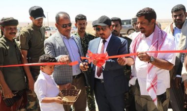 محافظ حضرموت يدشن ويتفقد مشاريعًا في قطاعات الكهرباء والتربية والطرق بمديرية غيل بن يمين