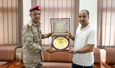 قائد المنطقة العسكرية الثانية يكرّم الأستاذ فارس خالد بن هلابي