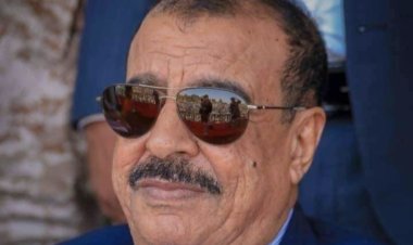 اللواء بن بريك يُعزّي عبدالحكيم ردمان القباطي بوفاة والدته