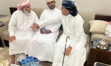 الشيخ راجح باكريت يقدم واجب العزاء إلى أسرة الفقيد الشيخ ناصر علي دريهم الحارثي