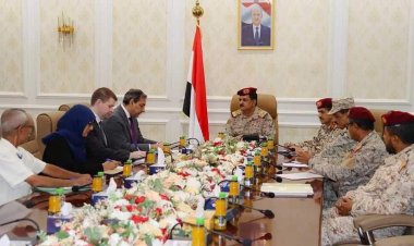 وزير الدفاع يلتقي في عدن نائب المبعوث الأممي