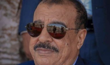 اللواء بن بريك يُعزّي في وفاة عضو الجمعية الوطنية الأديب التربوي اكرم باشكيل الخزرجي