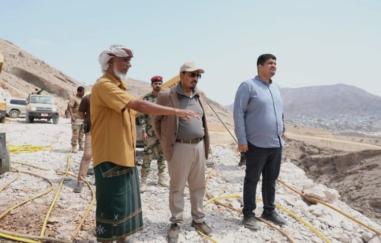 محافظ حضرموت يطلع على أعمال الانجاز بمشروع طريق "الدائري وسط" وكاسر الأمواج بكورنيش المحضار