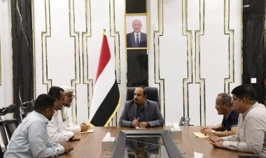 محافظ حضرموت يُدشن لوحة إشهار مشروع تجهيز كلية المجتمع بمدينة الشحر وتزويدها بأحدث الأنظمة التعليمية والتدريبية