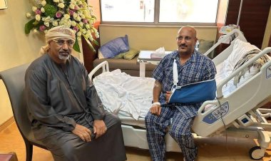الرئيس الزُبيدي يزور العميد طارق صالح في أحد مستشفيات أبوظبي