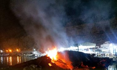 قيادة خفر السواحل بحضرموت توضح ملابسات حريق السفينة الغارقة وتؤكد السيطرة الكاملة على الوضع