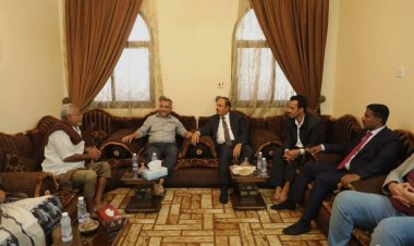 محافظ حضرموت يقدّم واجب العزاء لوكيل المحافظة للشؤون المالية والادارية في وفاة "عمه"