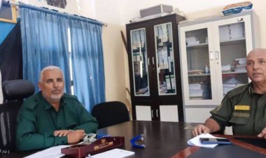 مستشار مدير شرطة العاصمة عدن يلتقي مدير قسم شرطة كريتر بمديرية صيرة لمناقشة الحالة الأمنية في القسم.