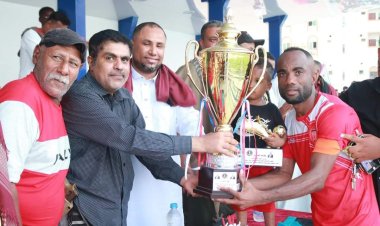 رئيس تنفيذية انتقالي حضرموت يسلّم كأس دوري زعيم المكلا لكرة القدم لفريق اليرموك بالشرج