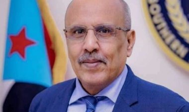 الكثيري يُعزَّي الفنان الجنوبي القدير أنور الحوثري في وفاة أبنه