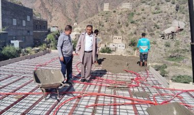 مدير عام يهر يتفقد العمل في مشروع بناء ثلاثة فصول دراسية بمدرسة 30 نوفمبر بيافع يهر