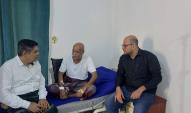 رئيس تنفيذية انتقالي حضرموت يزور العميد يسلم المحمدي للاطمئنان على صحته بعد إجرائه عملية جراحية