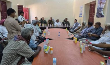 مدير أمن المهرة يلتقي بقيادات وأعضاء السلطة المحلية وشيوخ مديرية قشن