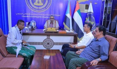 رئيس انتقالي وادي وصحراء حضرموت يلتقي مدير مكتب محو الأمية بسيئون