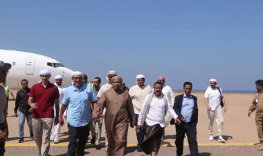 محافظ سقطرى يستقبل بمطار سقطرى مندوب مؤسسة خليفة سعادة خلفان المزروعي