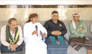 مدير أمن المهرة يزور منطقة عتاب ويعقد لقاء مع شيوخ المنطقة