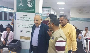 مدير صحة عدن يتفقد المخيم الطبي الجراحي المجاني للعيون بمستشفى مكة
