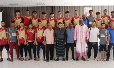 رئيس تنفيذية انتقالي حضرموت يلتقي بعثة الفريق الكروي الأول لنادي شمسان الرياضي بالمكلا.
