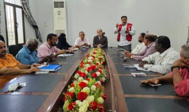 عبود ناجي يطلع على نشاط الهلال الاحمر في العاصمة عدن