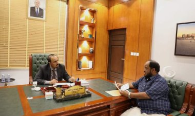محافظ حضرموت يناقش مع مدير عام الديس الشرقية الأوضاع الخدمية في المديرية