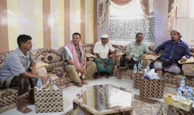 محافظ حضرموت يقدّم واجب العزاء في وفاة التربوي عبدالله علي بامحسون