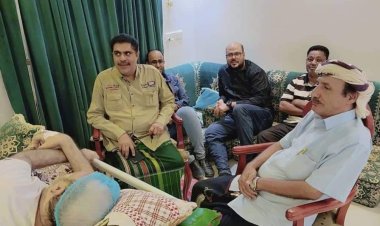 رئيس تنفيذية انتقالي حضرموت يطمئن على صحة الوالد أحمد صالح الجفري بعد إجرائه عملية جراحية