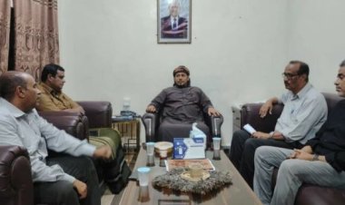 محافظ سقطرى يناقش مع فريق مصلحة الجمارك جهود تطوير العمل الجمركي