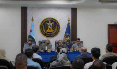 بتكليف من الرئيس الزُبيدي.. الفريق السياسي يلتقي بكادر الأمانة العامة لهيئة رئاسة المجلس