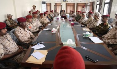 وزير الدفاع يعقد اجتماعاً موسعاً بقيادة المنطقة الثانية ويفتتح مبنى المحكمة والنيابة العسكرية