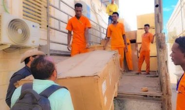 هيئة مستشفى شبوة العام تتسلم الدفعة الأولى من الأجهزة والمعدات الطبية بتمويل الإشقاء في الإمارات.