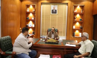 محافظ حضرموت يبحث مستوى تنفيذ البرنامج الاستثماري لمديرية مدينة المكلا