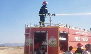 الدفاع المدني بشبوة يخمد حريقاً بجانب سوق القات المركزي بمدينة عتق