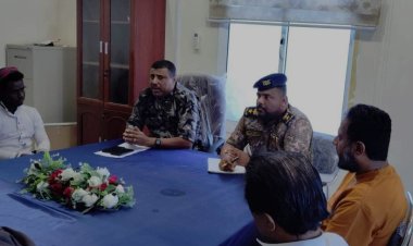 المقدم عليان و النقيب باقروان يلتقون بملاك المسابح بالمكلا لمناقشة اللوائح و ضوابط الآداب العامة