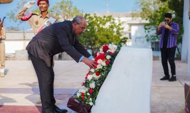 الكثيري يضع إكليلا من الزهور على ضريح الجندي المجهول بساحة النصب التذكاري لشهداء الجنوب