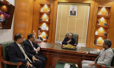 محافظ حضرموت يبحث مع رئيس مجلس ادارة شركة الخطوط الجوية اليمنية جوانب تطوير حركة الملاحة وزيادة الرحلات بمطاري الريان وسيئون