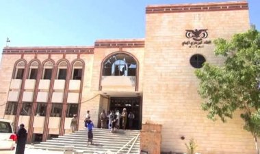 إعادة فتح حسابات المرافق الحكومية ووقف التعامل مع شركات الصرافة والبنوك الأهلية بشبوة