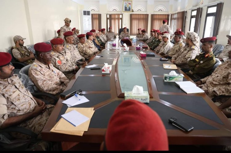 وزير الدفاع يعقد اجتماعاً موسعاً بقيادة المنطقة الثانية ويفتتح مبنى المحكمة والنيابة العسكرية