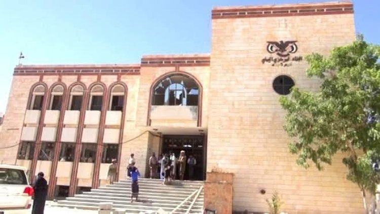 إعادة فتح حسابات المرافق الحكومية ووقف التعامل مع شركات الصرافة والبنوك الأهلية بشبوة