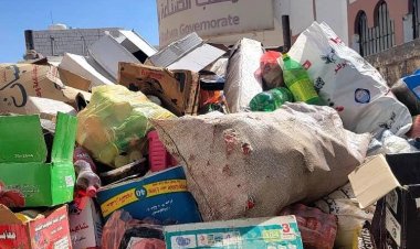 مكتب الصناعة بشبوة يتلف 7 أطنان من المواد الغذائية المنتهية الصلاحية ويشدد على حماية المستهلك